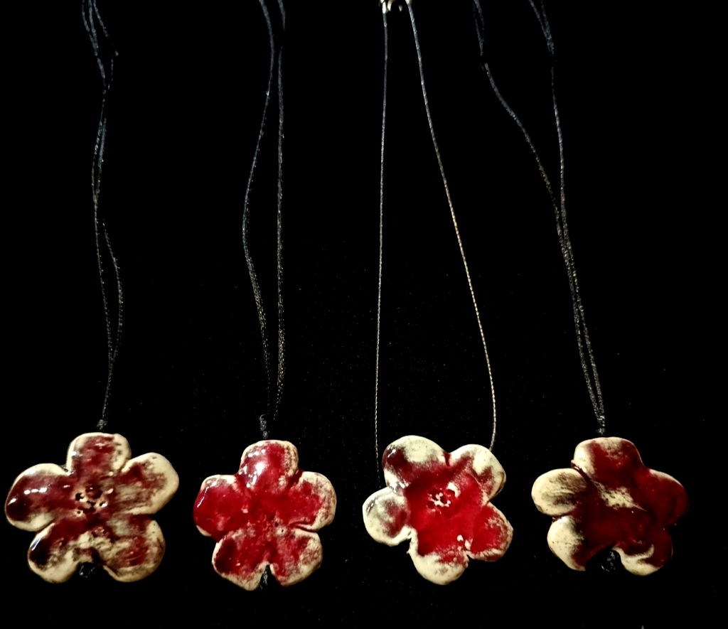 Collana "Manazi" – Ciondolo Fiore in Ceramica e Cordoncino Regolabile Made in Italy