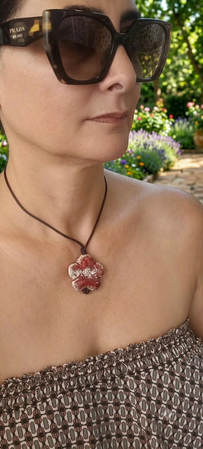 Collana "Manazi" – Ciondolo Fiore in Ceramica e Cordoncino Regolabile Made in Italy - immagine 2